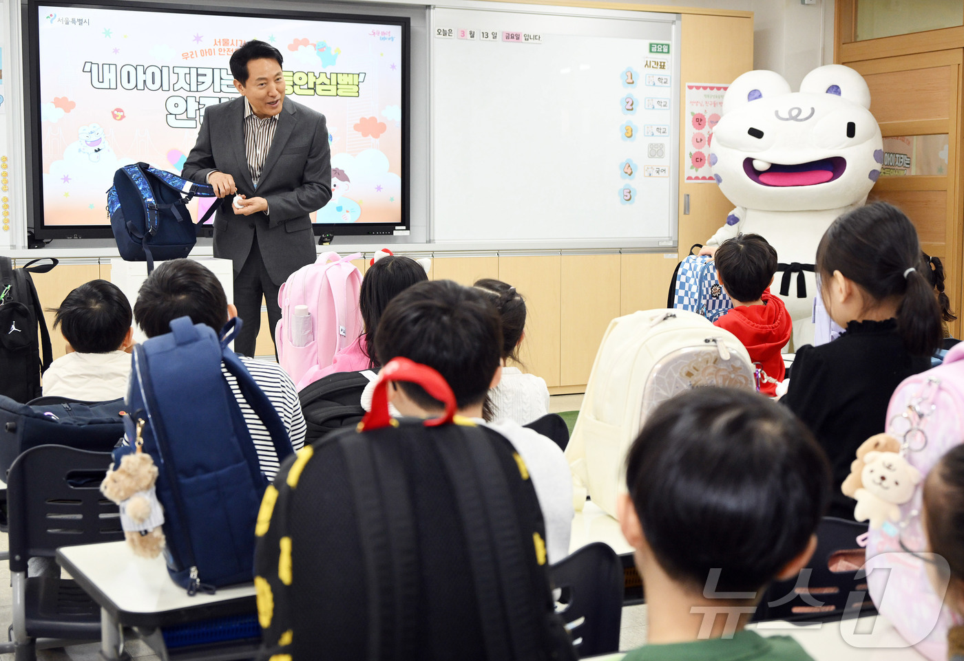 (서울=뉴스1) 박정호 기자 = 오세훈 서울시장이 13일 오전 서울 용산구의 한 초등학교에서 1학년 학생들에게 초등안심벨 교육을 하고 있다. (공동취재) 2026.3.13/뉴스1