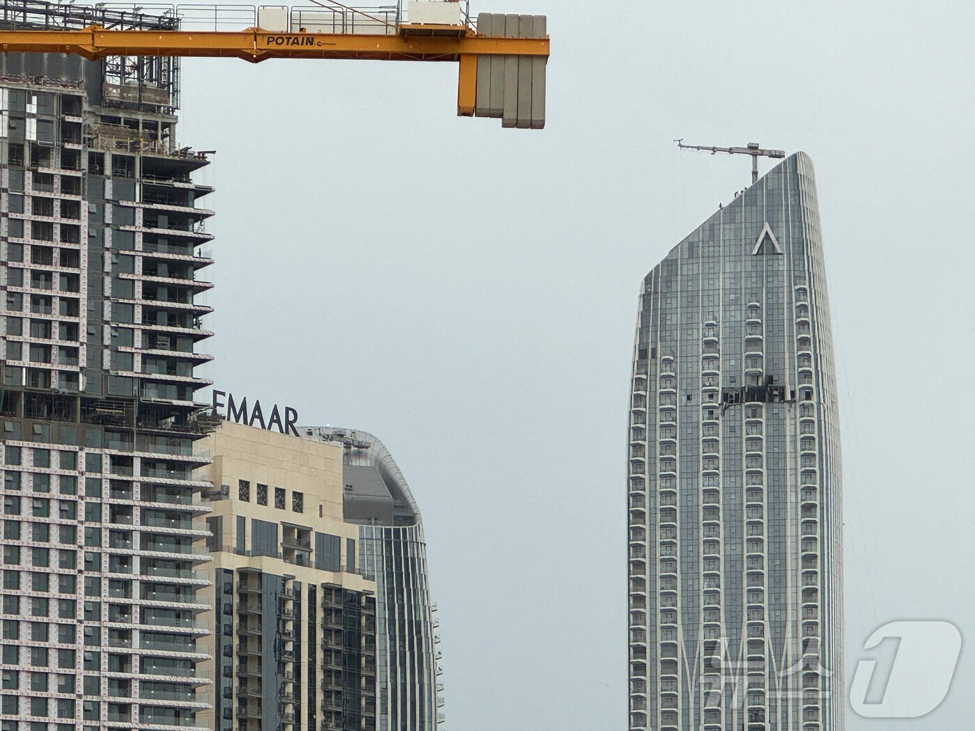 본문 이미지 - 미국·이스라엘과 이란의 전쟁이 이어지는 가운데 12일(현지시간) 아랍에미리트(UAE) 두바이의 두바이 크리크 하버(Dubai Creek Harbour) 인근에서 드론이 추락한 후 파손된 건물의 모습. 2026.3.12 ⓒ 로이터=뉴스1