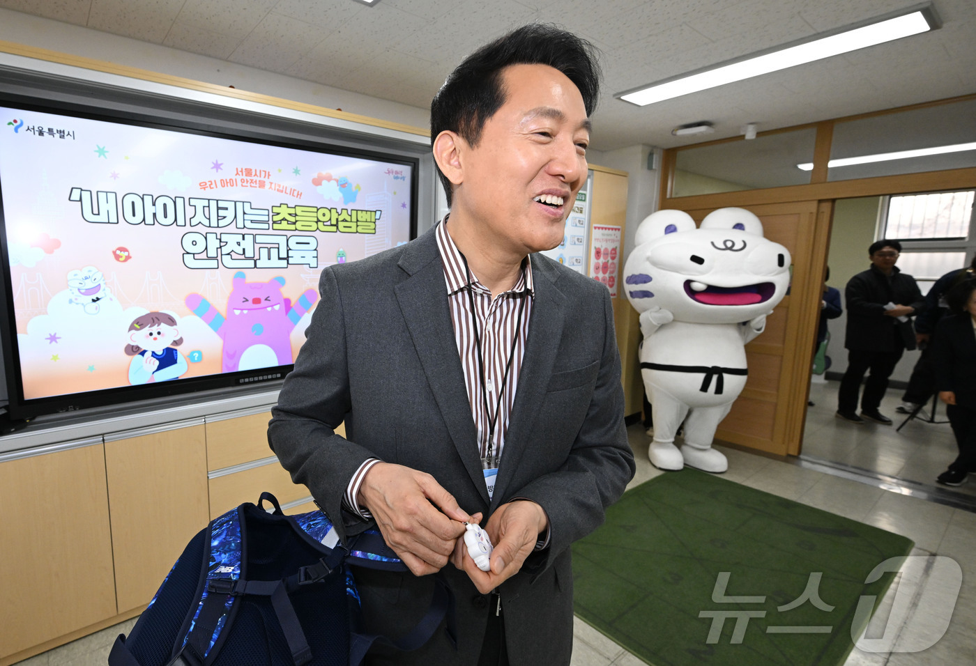 (서울=뉴스1) 박정호 기자 = 오세훈 서울시장이 13일 오전 서울 용산구 한 초등학교에서 열린 '내 아이 지키는 초등안심벨' 안전교육 현장을 찾아 아이들에게 초등안심벨 사용법을 …