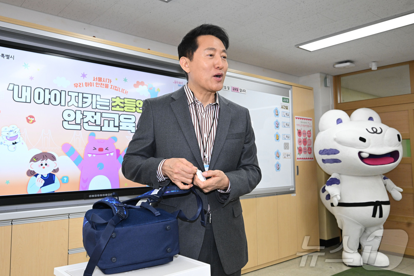 (서울=뉴스1) 박정호 기자 = 오세훈 서울시장이 13일 오전 서울 용산구 한 초등학교에서 열린 '내 아이 지키는 초등안심벨' 안전교육 현장을 찾아 아이들에게 초등안심벨 사용법을 …