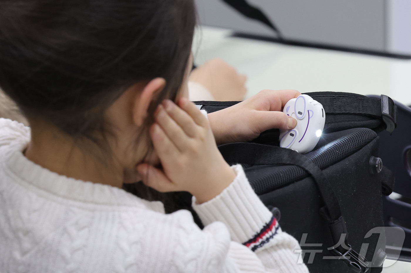 (서울=뉴스1) 박정호 기자 = 13일 서울 용산구의 한 초등학교에서 1학년 학생이 내 아이 지키는 초등 안심벨을 시연해보고 있다. (공동취재)  2026.3.13/뉴스1