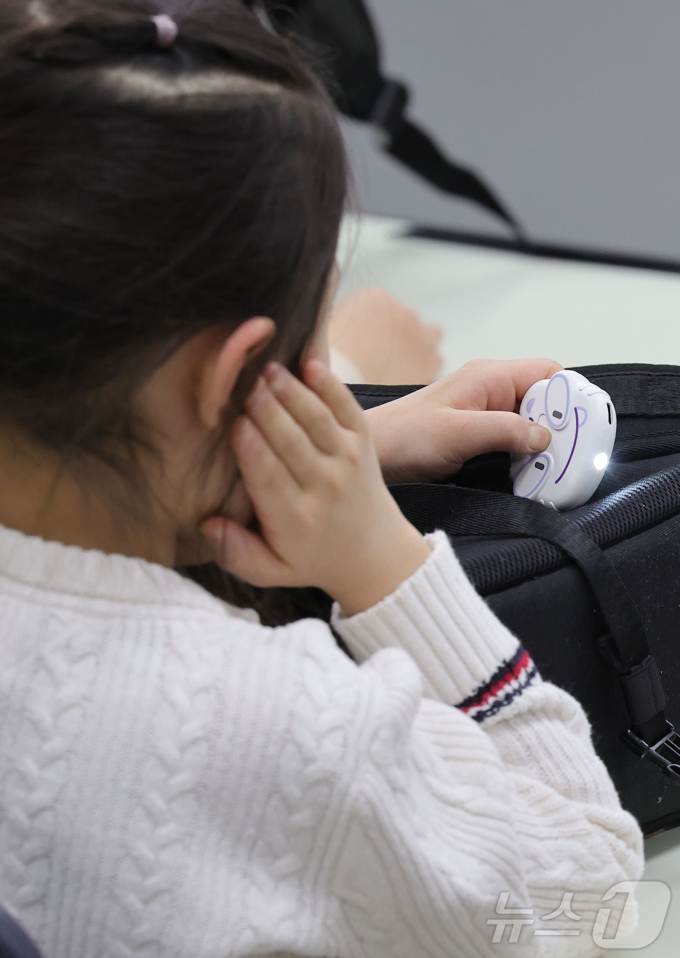 (서울=뉴스1) 박정호 기자 = 13일 서울 용산구의 한 초등학교에서 1학년 학생이 내 아이 지키는 초등 안심벨을 시연해보고 있다. (공동취재) 2026.3.13/뉴스1