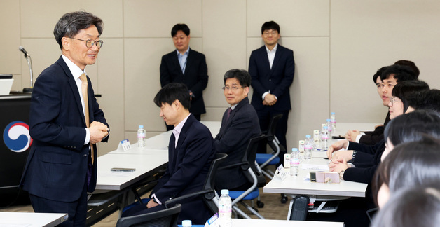 2030 청년자문단과 의견 나누는 정일연 권익위원장