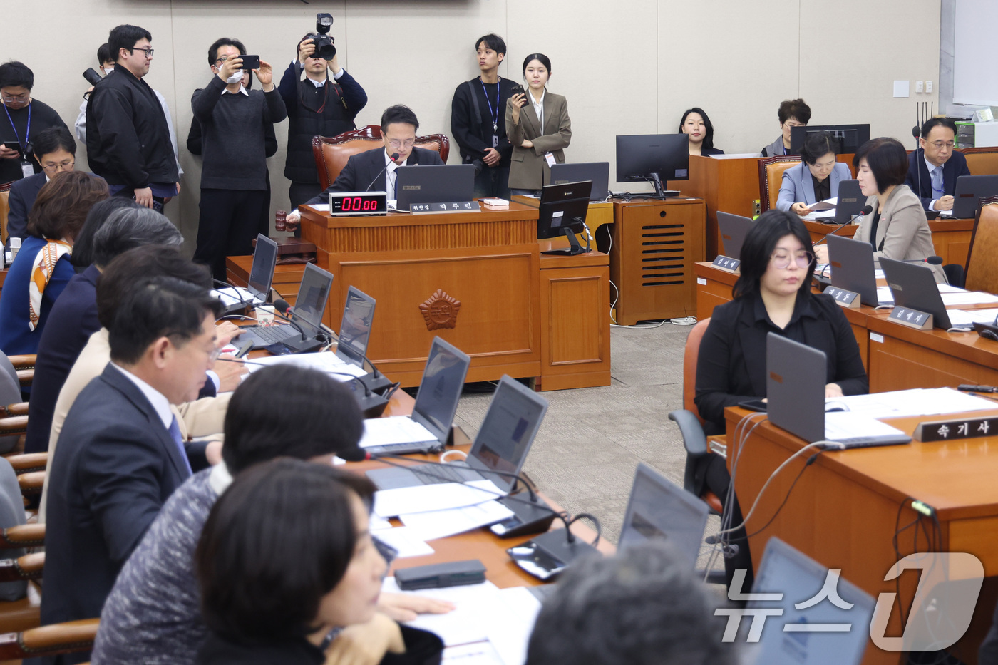 (서울=뉴스1) 신웅수 기자 = 박주민 위원장이 13일 서울 여의도 국회에서 열린 보건복지위원회 전체회의에서 의사봉을 두드리고 있다. 2026.3.13/뉴스1