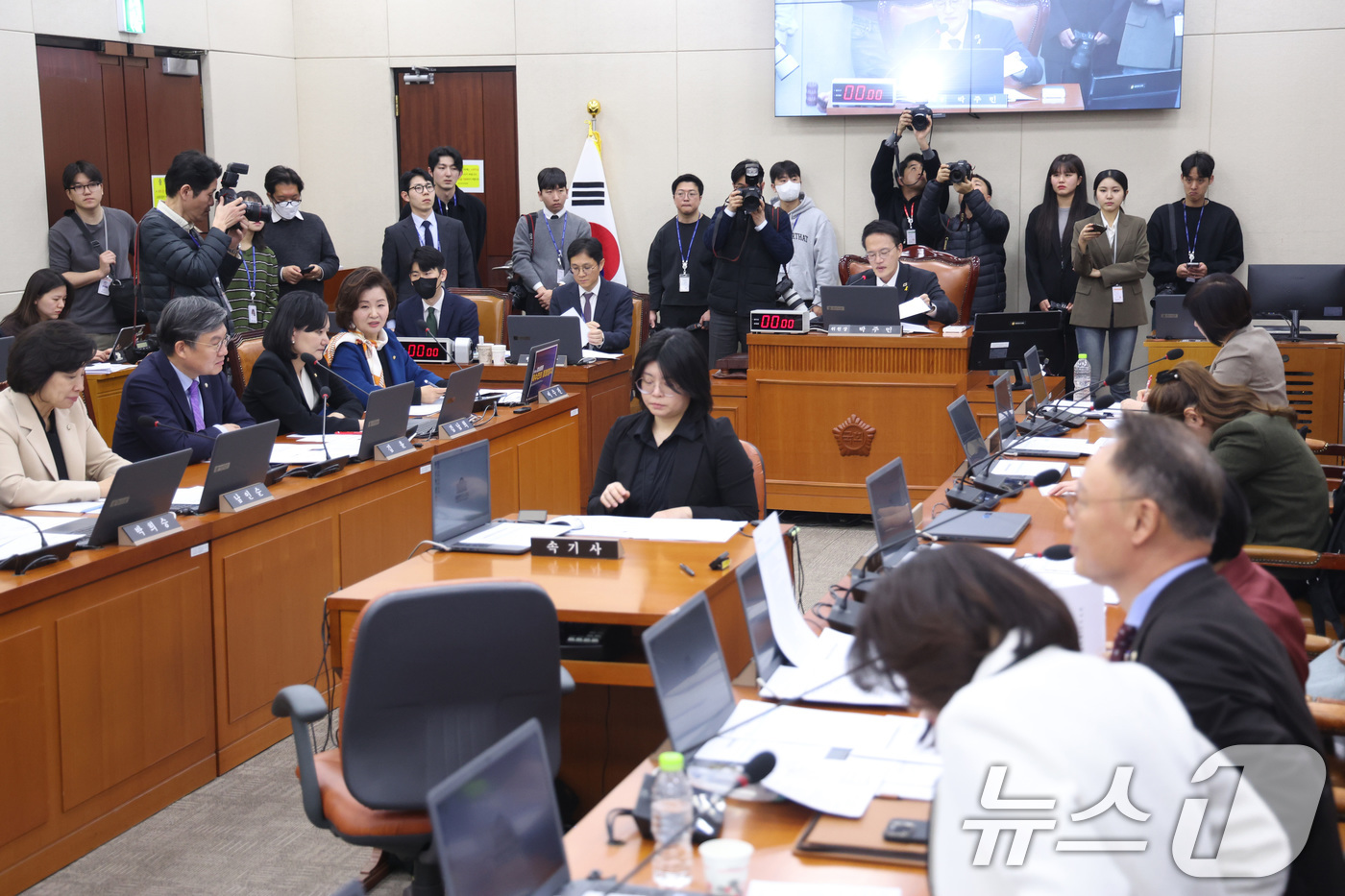 (서울=뉴스1) 신웅수 기자 = 박주민 위원장이 13일 서울 여의도 국회에서 열린 보건복지위원회 전체회의에서 의사봉을 두드리고 있다. 2026.3.13/뉴스1