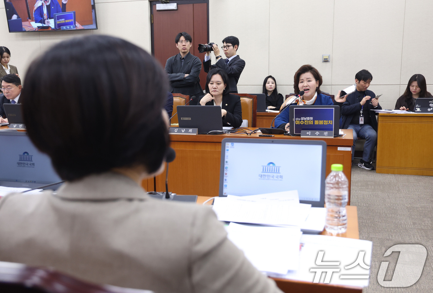 (서울=뉴스1) 신웅수 기자 = 이수진 더불어민주당 간사와 김미애 국민의힘 간사가 13일 서울 여의도 국회에서 열린 보건복지위원회 전체회의에서 언쟁을 벌이고 있다. 2026.3.1 …