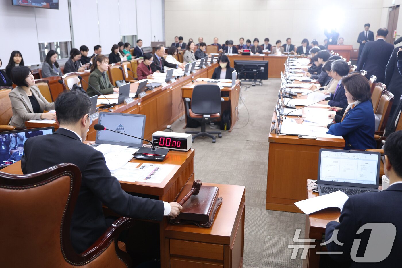 본문 이미지 - 박주민 위원장이 13일 서울 여의도 국회에서 열린 보건복지위원회 전체회의에서 의사봉을 두드리고 있다. 2026.3.13 ⓒ 뉴스1 신웅수 기자