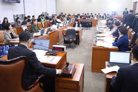 안건 상정하는 박주민 위원장