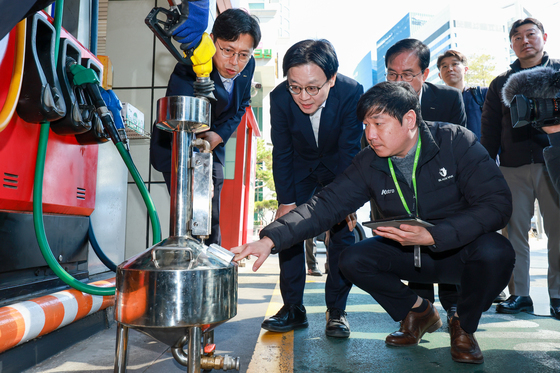 김정관 "사회적 위기 악용하는 폭리, 일벌백계"…주유소 현장 점검