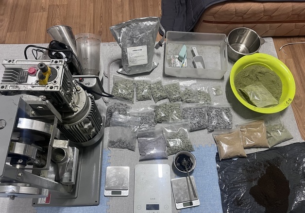 집에 타정기 들여놓고 '알약 마약' 제조…외국인 구속 송치