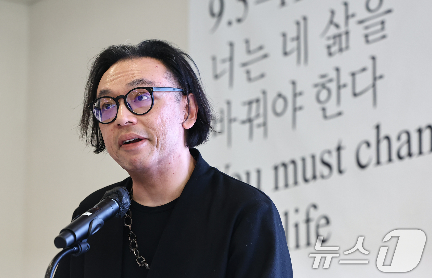 (서울=뉴스1) 김도우 기자 = 호 추 니엔 예술감독이 13일 서울 종로구 센트로폴리스에서 열린 제16회 광주비엔날레 주제발표 기자회견에서 발언하고 있다. 2026.3.13/뉴스1 …