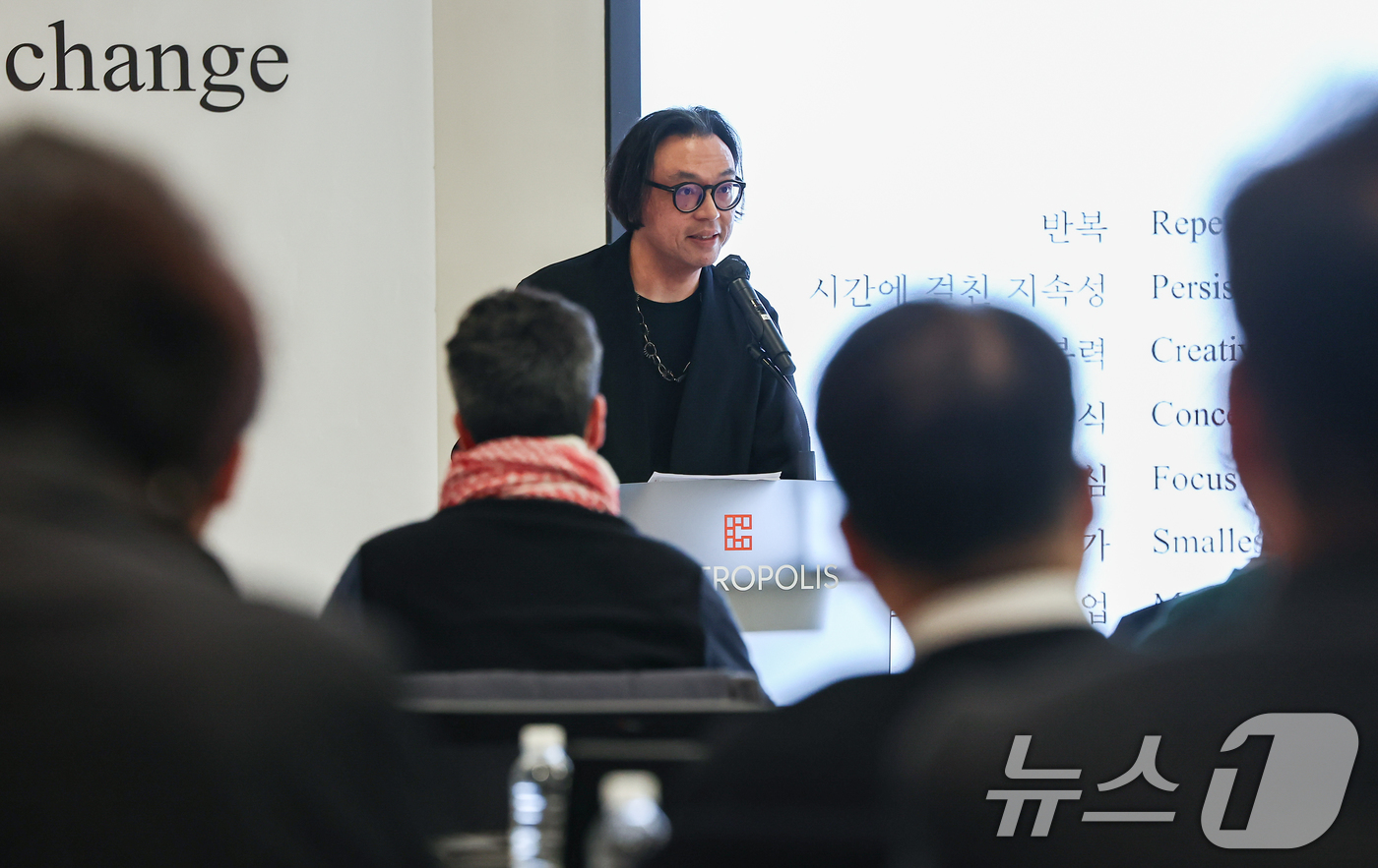 (서울=뉴스1) 김도우 기자 = 호 추 니엔 예술감독이 13일 서울 종로구 센트로폴리스에서 열린 제16회 광주비엔날레 주제발표 기자회견에서 발언하고 있다. 2026.3.13/뉴스1 …