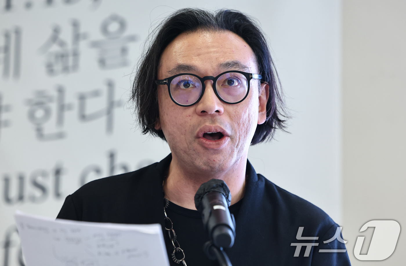 (서울=뉴스1) 김도우 기자 = 호 추 니엔 예술감독이 13일 서울 종로구 센트로폴리스에서 열린 제16회 광주비엔날레 주제발표 기자회견에서 발언하고 있다. 2026.3.13/뉴스1 …