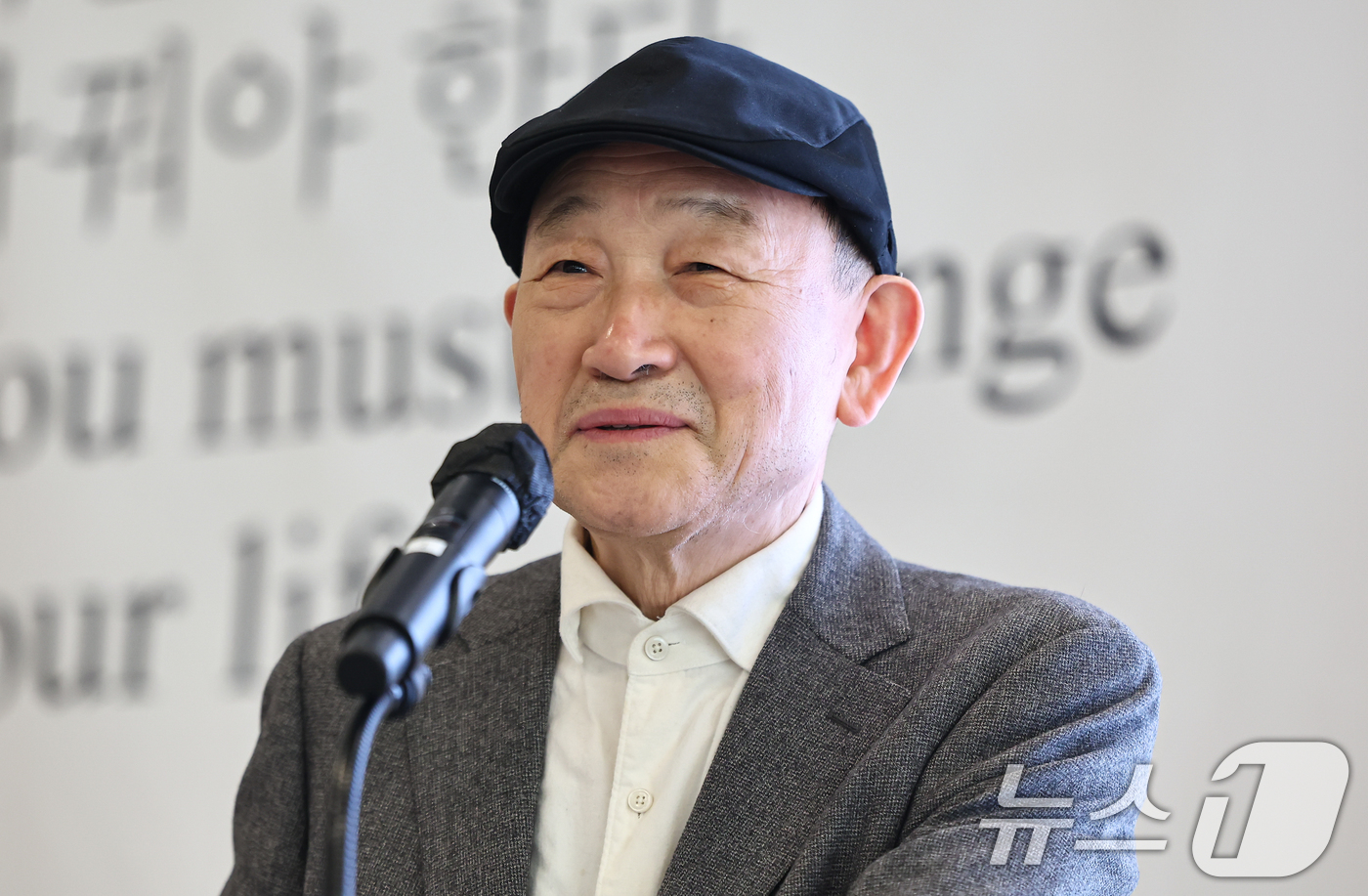 (서울=뉴스1) 김도우 기자 = 윤범모 광주비엔날레 이사장이 13일 서울 종로구 센트로폴리스에서 열린 제16회 광주비엔날레 주제발표 기자회견에서 환영사를 하고 있다. 2026.3. …