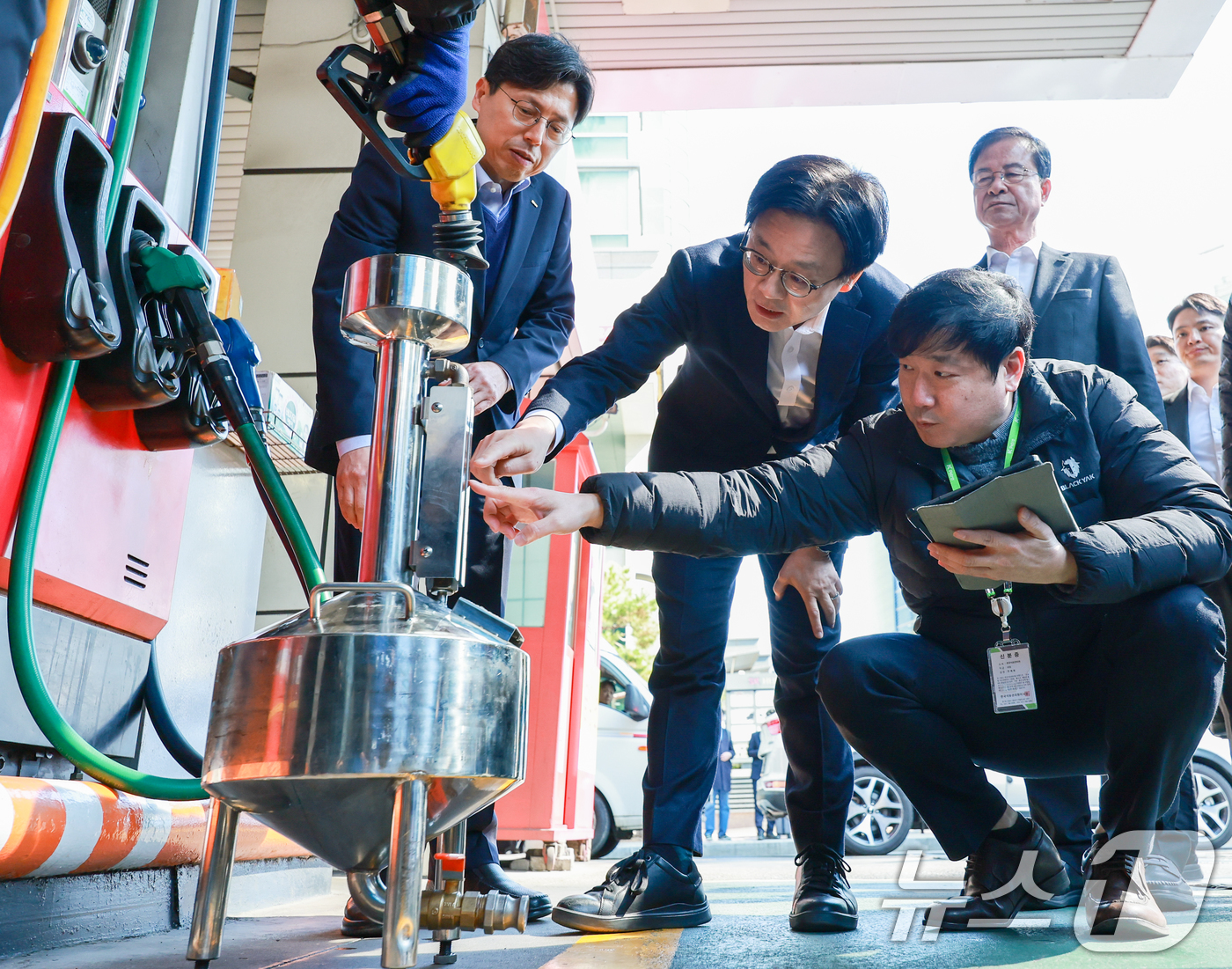 (서울=뉴스1) 안은나 기자 = 김정관 산업통상부 장관이 석유 최고가격제 시행 첫날인 13일 서울 마포구 SK에너지 양지주유소를 찾아 정량기준탱크를 보며 한국석유관리원 관계자의 설 …