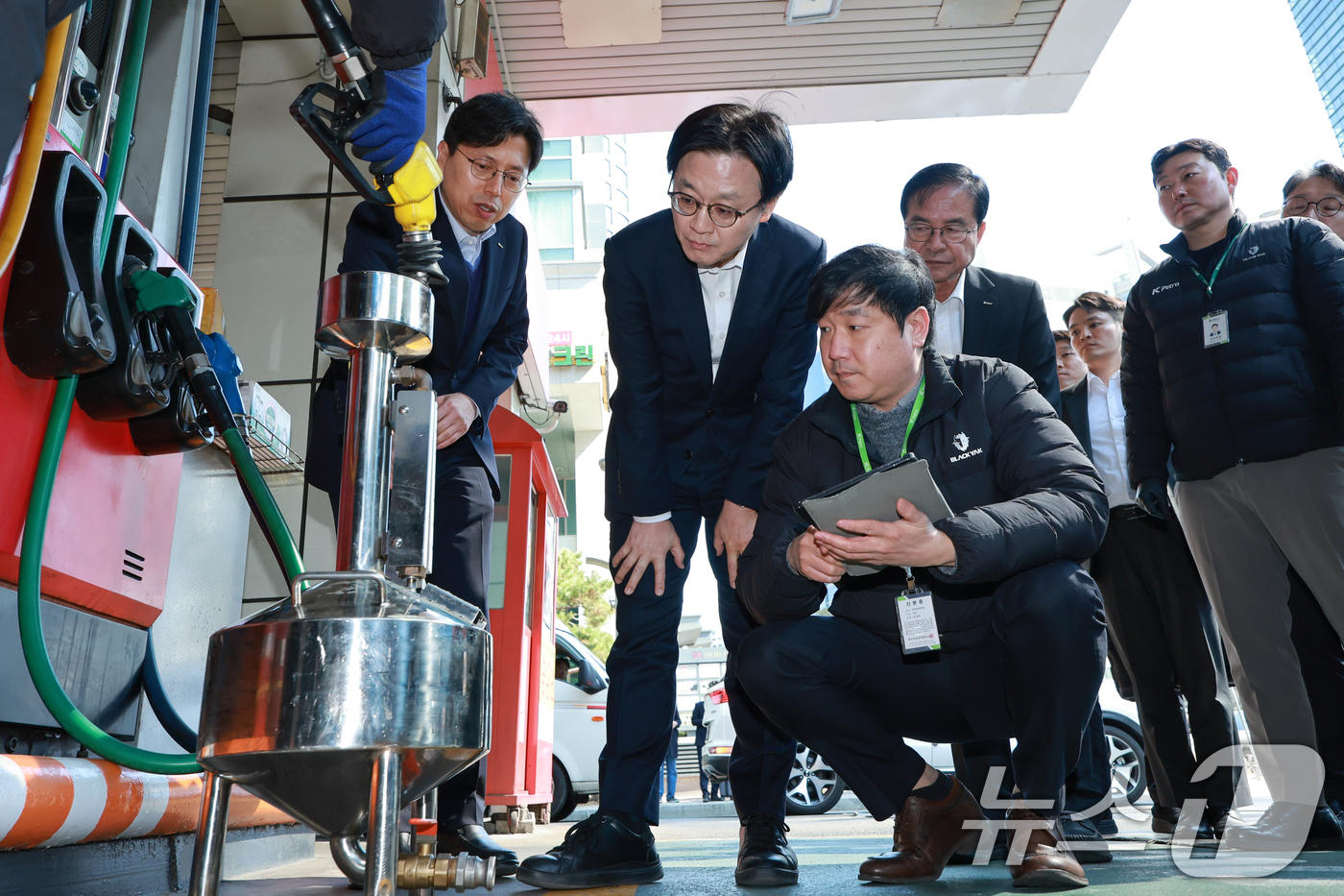 (서울=뉴스1) 안은나 기자 = 김정관 산업통상부 장관이 석유 최고가격제 시행 첫날인 13일 서울 마포구 SK에너지 양지주유소를 찾아 정량기준탱크를 보며 한국석유관리원 관계자의 설 …