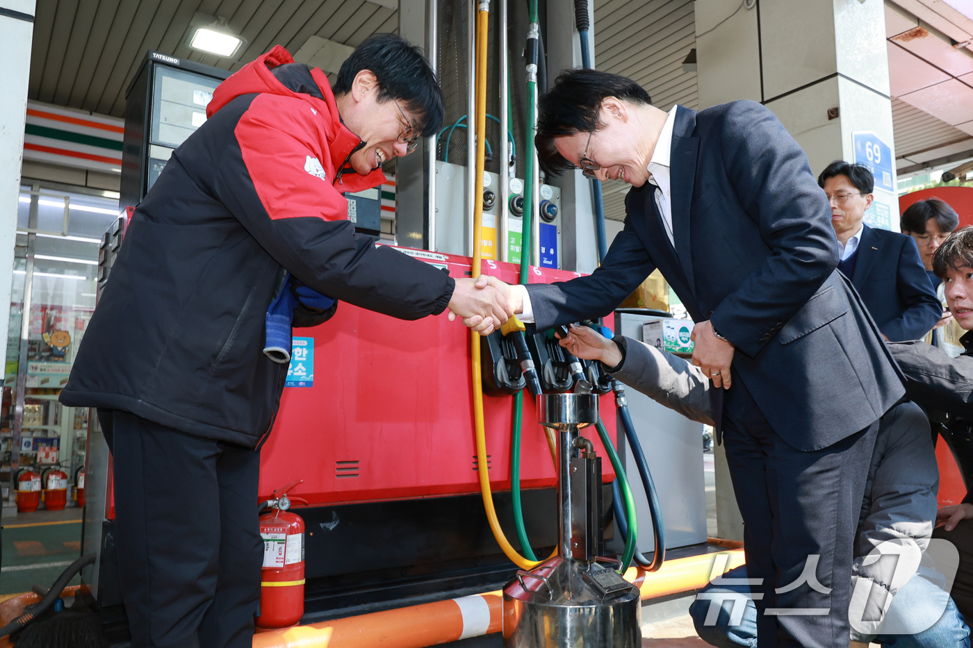 (서울=뉴스1) 안은나 기자 = 김정관 산업통상부 장관이 석유 최고가격제 시행 첫날인 13일 서울 마포구 SK에너지 양지주유소를 찾아 사장과 악수하고 있다. 2026.3.13/뉴스 …