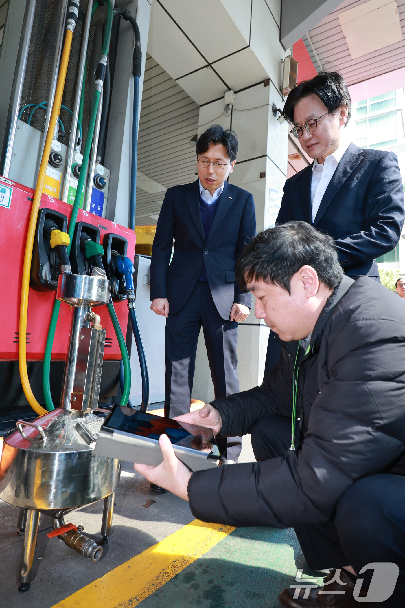 (서울=뉴스1) 안은나 기자 = 김정관 산업통상부 장관이 석유 최고가격제 시행 첫날인 13일 서울 마포구 SK에너지 양지주유소를 찾아 정량기준탱크를 보며 한국석유관리원 관계자의 설 …
