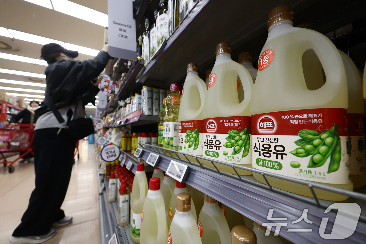 (서울=뉴스1) 김민지 기자 = 정부가 먹거리와 에너지, 생활필수품 등을 민생물가 특별관리품목으로 지정해 집중 관리하기로 한 가운데 13일 서울 시내의 한 대형마트에서 시민이 장을 …