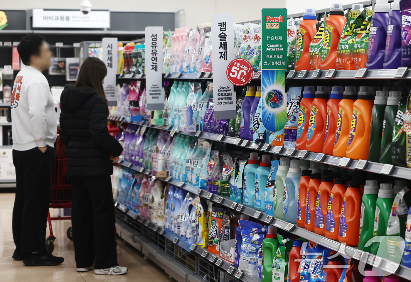 (서울=뉴스1) 김민지 기자 = 정부가 먹거리와 에너지, 생활필수품 등을 민생물가 특별관리품목으로 지정해 집중 관리하기로 한 가운데 13일 서울 시내의 한 대형마트에서 시민이 장을 …