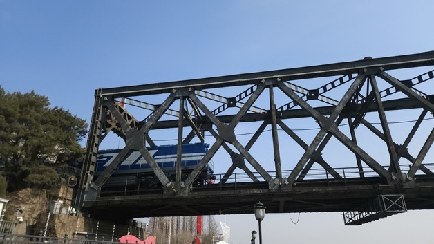 [포토] 압록강철교 진입하는 북중 국제 여객 열차