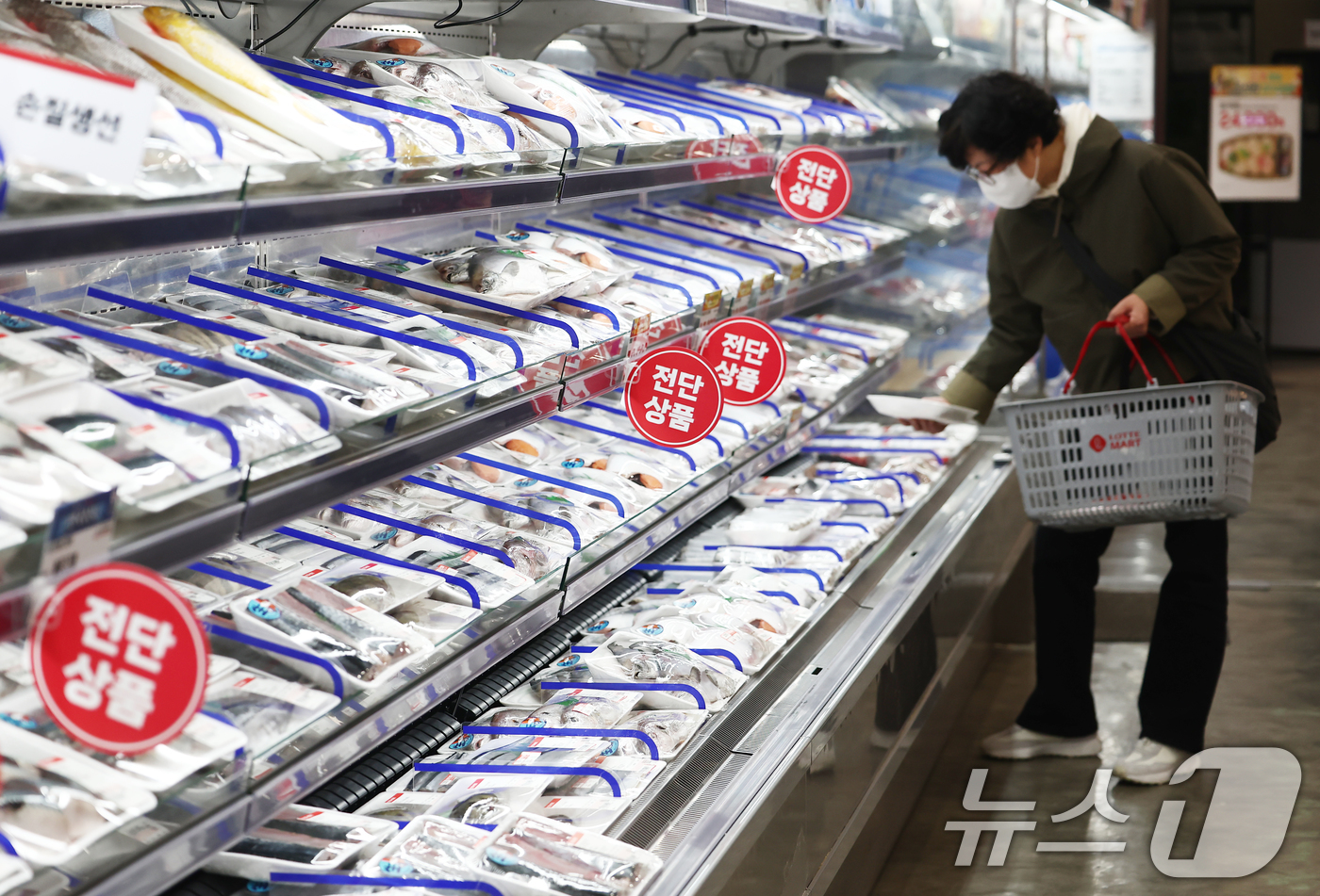 (서울=뉴스1) 김민지 기자 = 정부가 먹거리와 에너지, 생활필수품 등을 민생물가 특별관리품목으로 지정해 집중 관리하기로 한 가운데 13일 서울 시내의 한 대형마트에서 시민이 고등 …