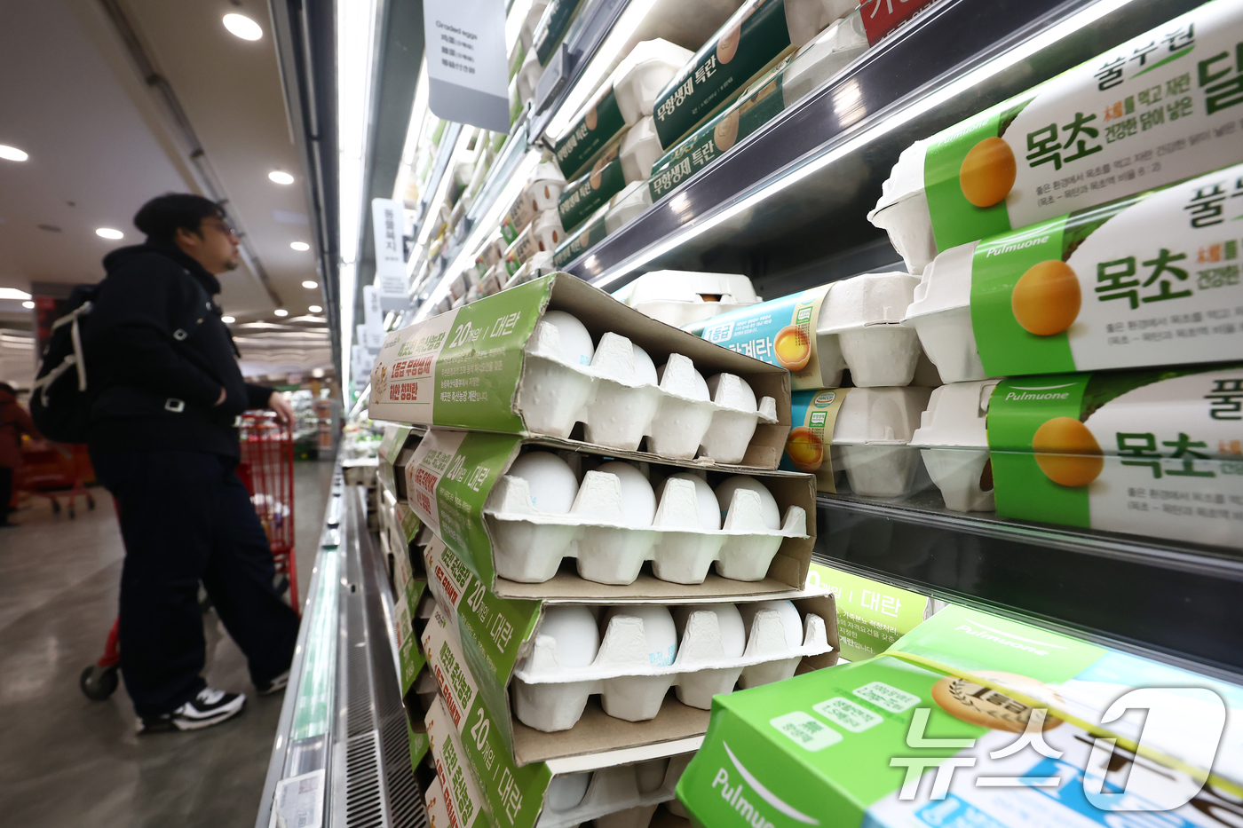 (서울=뉴스1) 김민지 기자 = 고병원성 조류인플루엔자 확산으로 산란계 살처분이 이뤄지면서 계란 한 판(30개) 평균 소비자가격이 다시 7000원대로 올라섰다.13일 축산물품질평가 …