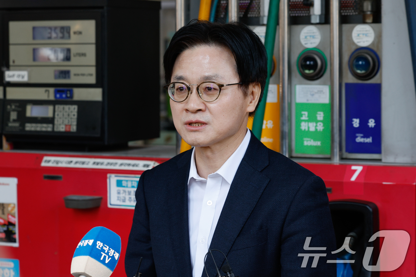 (서울=뉴스1) 안은나 기자 = 김정관 산업통상부 장관이 석유 최고가격제 시행 첫날인 13일 서울 마포구 SK에너지 양지주유소를 방문한 뒤 취재진 질문에 답하고 있다. 2026.3 …
