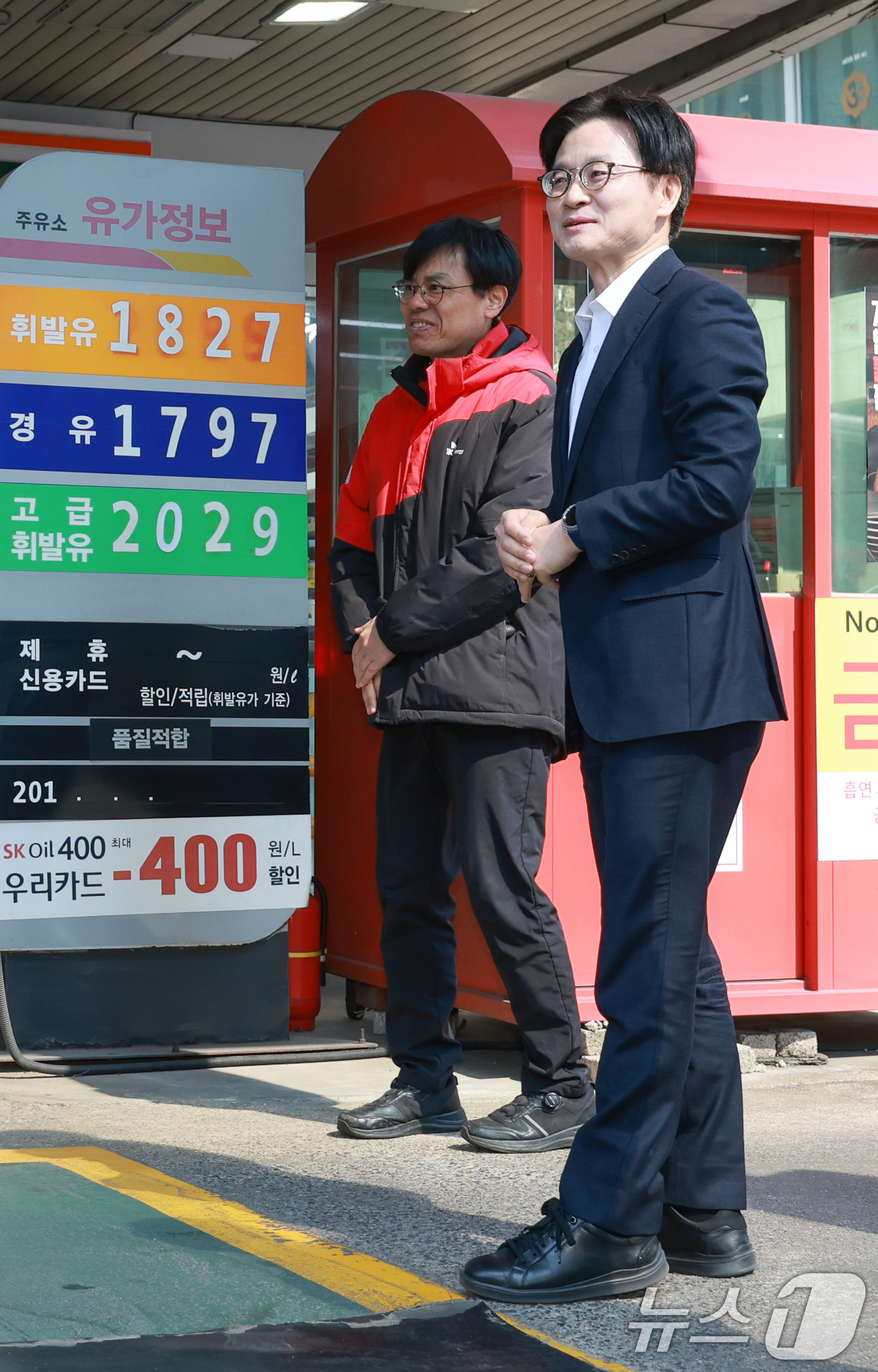 (서울=뉴스1) 안은나 기자 = 김정관 산업통상부 장관이 석유 최고가격제 시행 첫날인 13일 서울 마포구 SK에너지 양지주유소를 찾아 유가정보를 확인하고 있다. 2026.3.13/ …