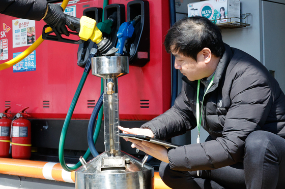 "2260원에 사입한 경유 어쩌나"…최고가격제에 주유소 업주들 난감