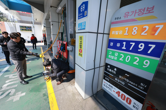 최고가격제 첫날 '휘발유 정량 확인'