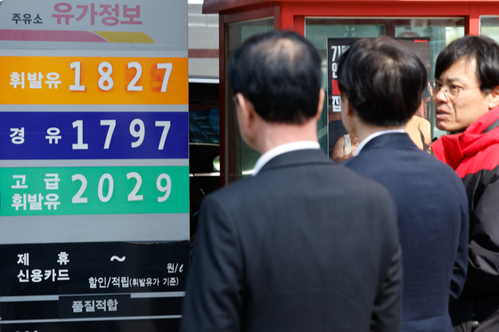 휘발유·경유 가격 보는 김정관 산업장관