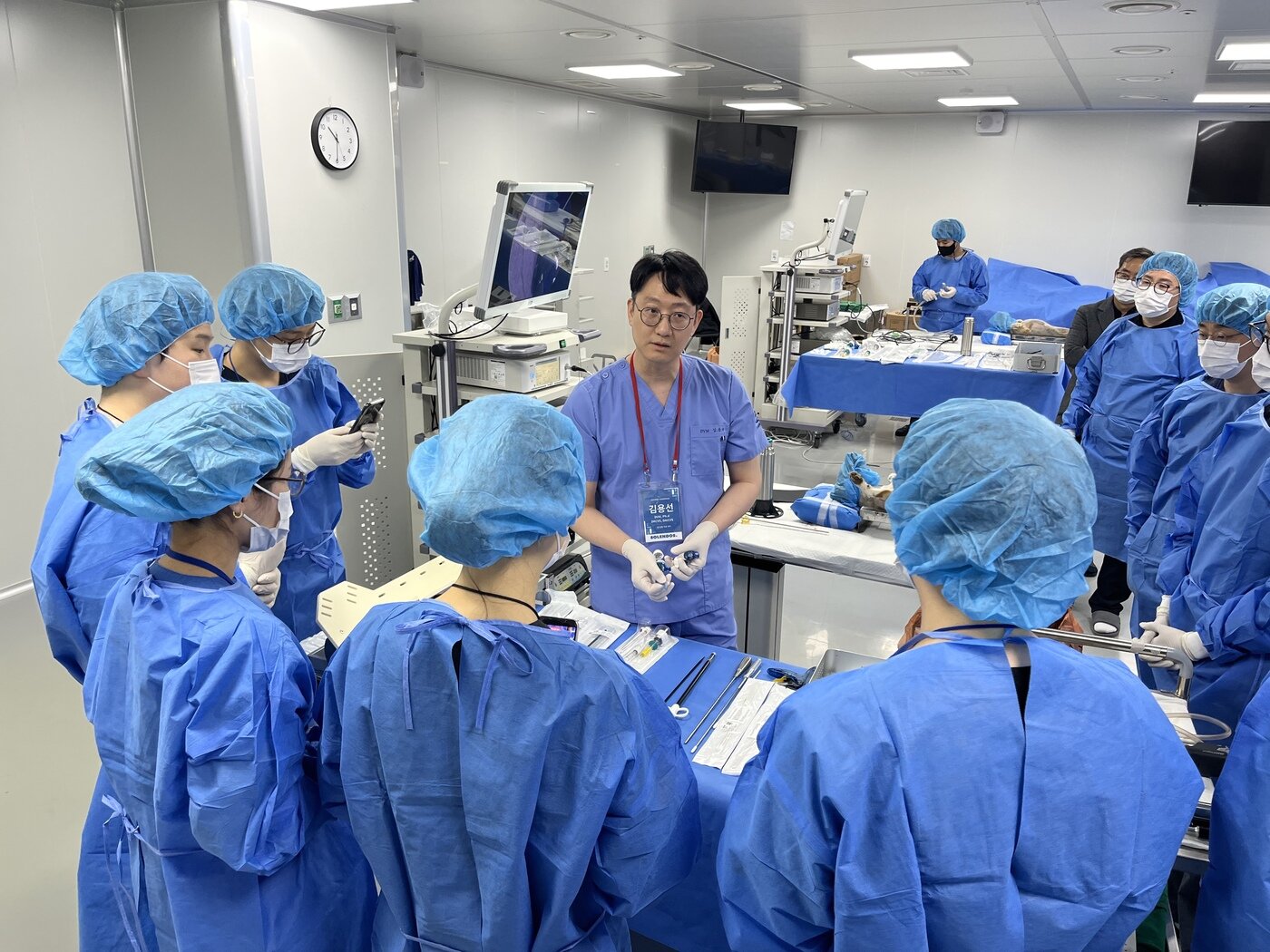 본문 이미지 - 용선 본동물의료센터 외과 원장이 최근 인천 송도 HLB바이오스텝에서 열린 복강경 및 척추내시경 실습 세미나에 강사로 참여하고 있다(본동물의료센터 제공). ⓒ 뉴스1