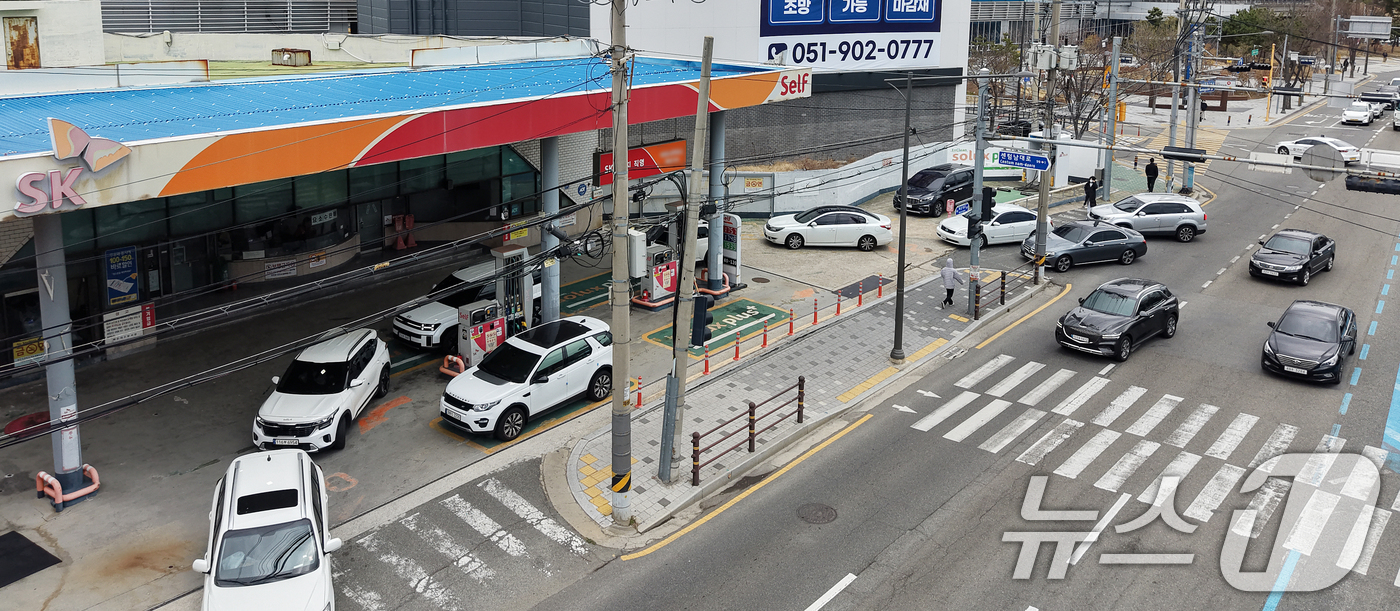 (부산=뉴스1) 윤일지 기자 = 석유제품 최고가격제 시행 첫날인 13일 휘발유 가격이 1757원으로 부산지역에서 가장 저렴한 해운대구 한 주유소에서 차량들이 주유를 하기 위해 줄지 …