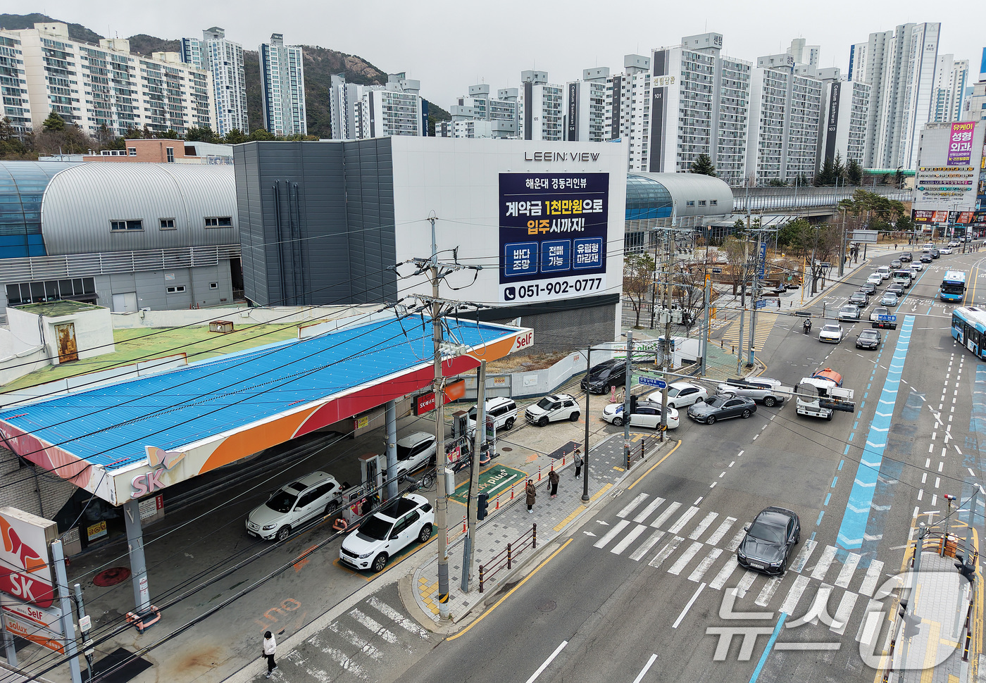 (부산=뉴스1) 윤일지 기자 = 석유제품 최고가격제 시행 첫날인 13일 휘발유 가격이 1757원으로 부산지역에서 가장 저렴한 해운대구 한 주유소에서 차량들이 주유를 하기 위해 줄지 …