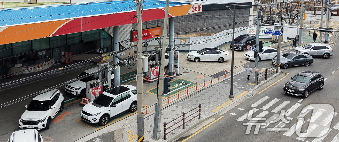 (부산=뉴스1) 윤일지 기자 = 석유제품 최고가격제 시행 첫날인 13일 휘발유 가격이 1757원으로 부산지역에서 가장 저렴한 해운대구 한 주유소에서 차량들이 주유를 하기 위해 줄지 …