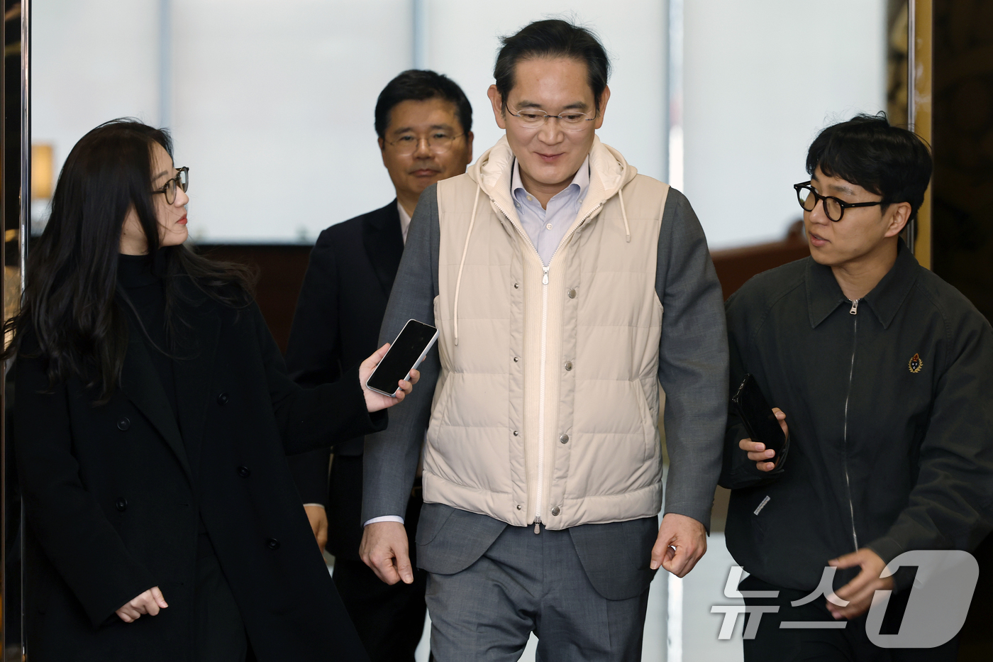 (서울=뉴스1) 박정호 기자 = 해외 일정을 마친 이재용 삼성전자 회장이 13일 오후 서울 강서구 김포비즈니스항공센터를 통해 귀국하고 있다. 2026.3.13/뉴스1