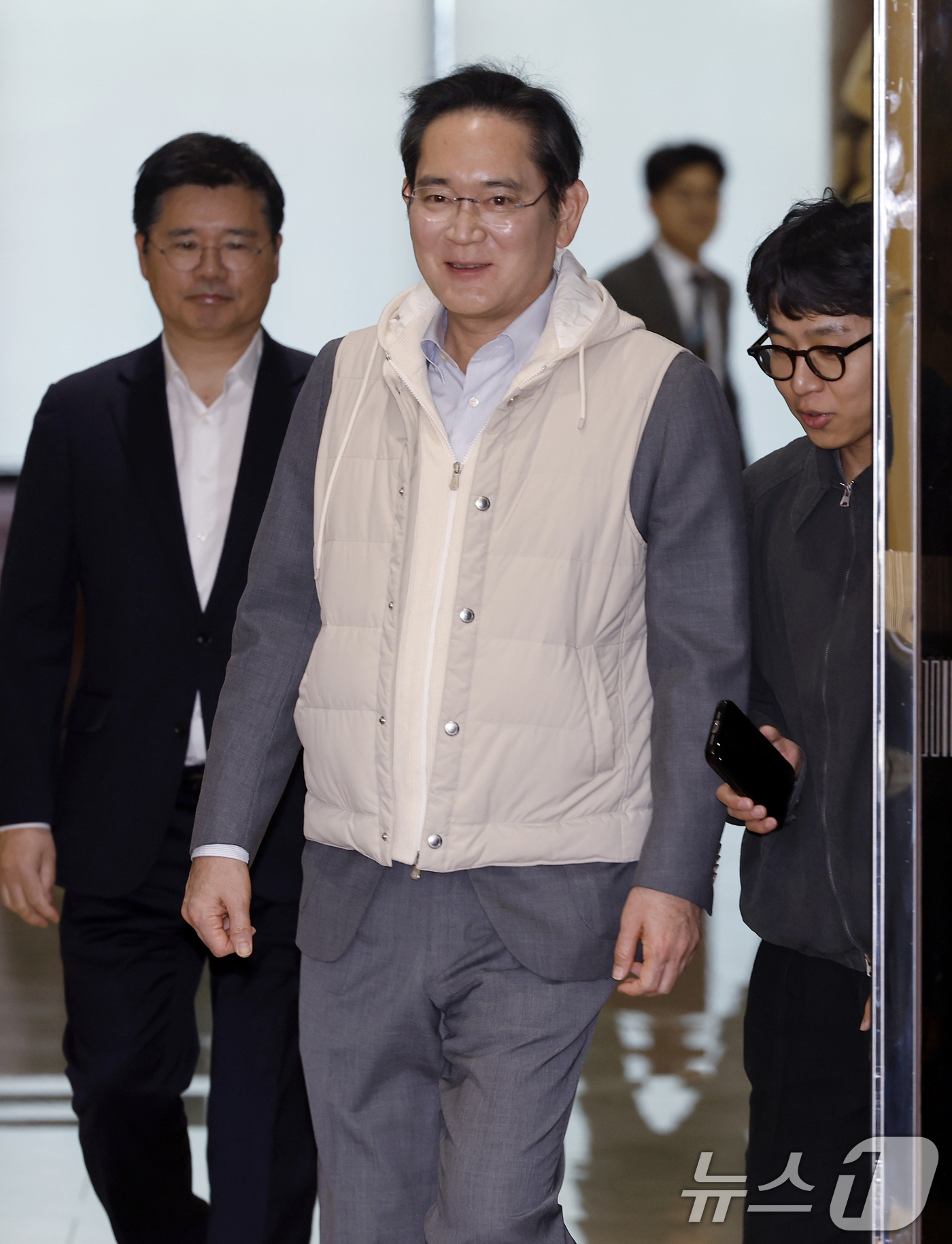 (서울=뉴스1) 박정호 기자 = 해외 일정을 마친 이재용 삼성전자 회장이 13일 오후 서울 강서구 김포비즈니스항공센터를 통해 귀국하고 있다. 2026.3.13/뉴스1