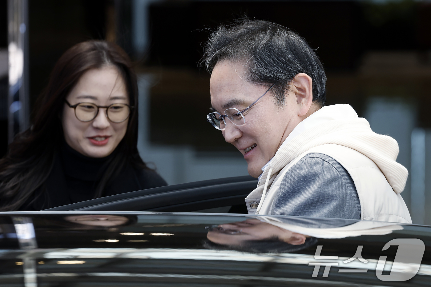 (서울=뉴스1) 박정호 기자 = 해외 일정을 마친 이재용 삼성전자 회장이 13일 오후 서울 강서구 김포비즈니스항공센터를 통해 귀국해 차량에 오르고 있다. 2026.3.13/뉴스1