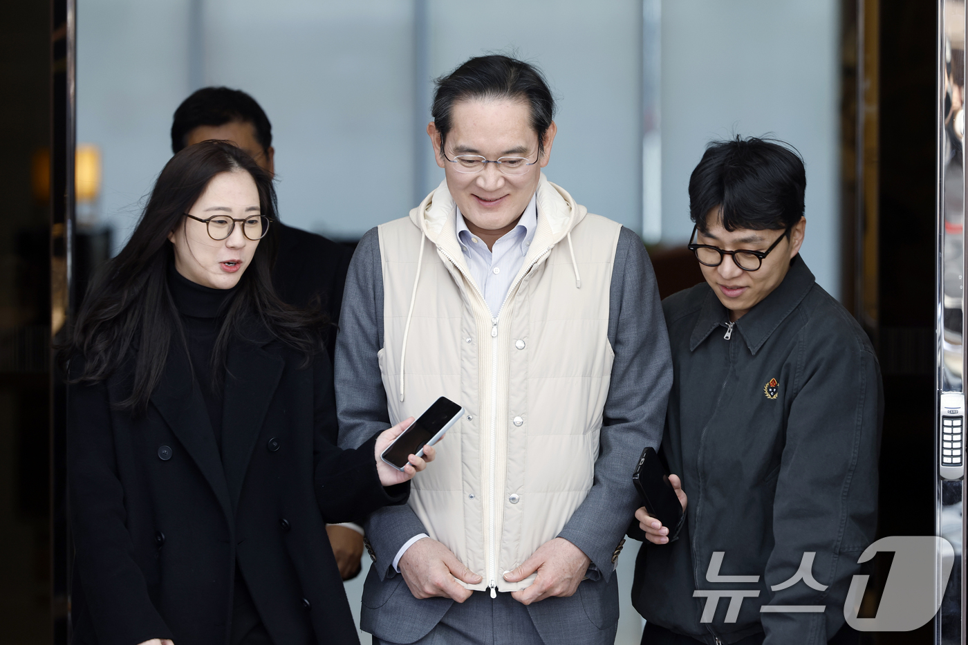 (서울=뉴스1) 박정호 기자 = 해외 일정을 마친 이재용 삼성전자 회장이 13일 오후 서울 강서구 김포비즈니스항공센터를 통해 귀국하고 있다. 2026.3.13/뉴스1