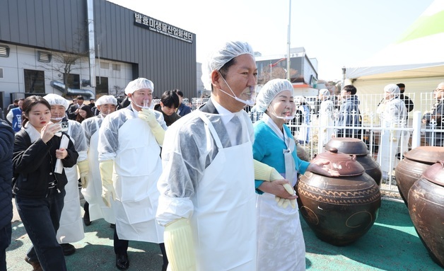명인 손 잡고 장 담그기 체험장 향하는 정청래 대표