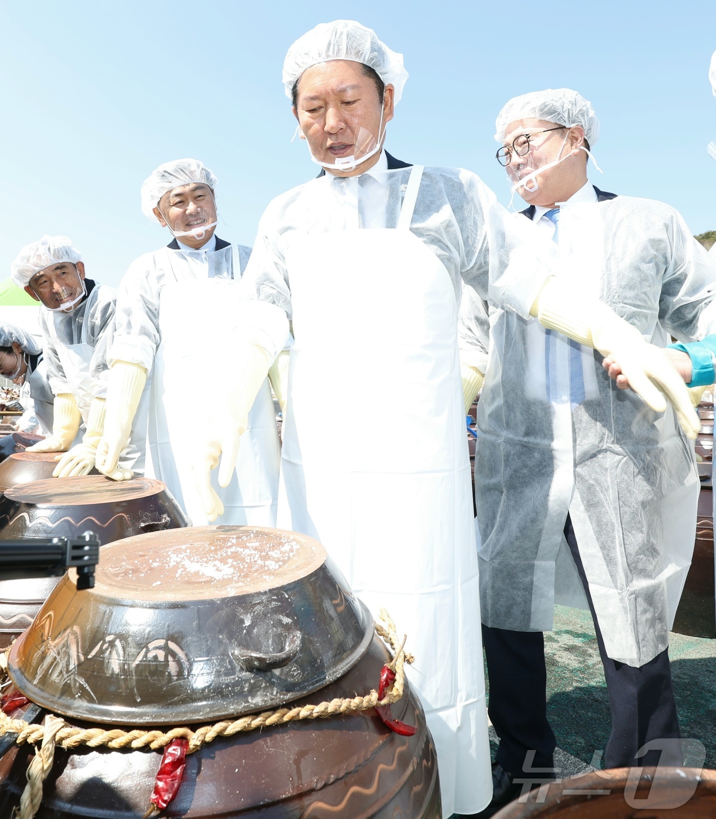 (순창=뉴스1) 유경석 기자 = 정청래 더불어민주당 대표가 13일 전북 순창군 발효미생물산업진흥원에서 열린 최고위원회의를 마치고 장 담그기 민생체험을 하고 있다. 2026.3.13 …