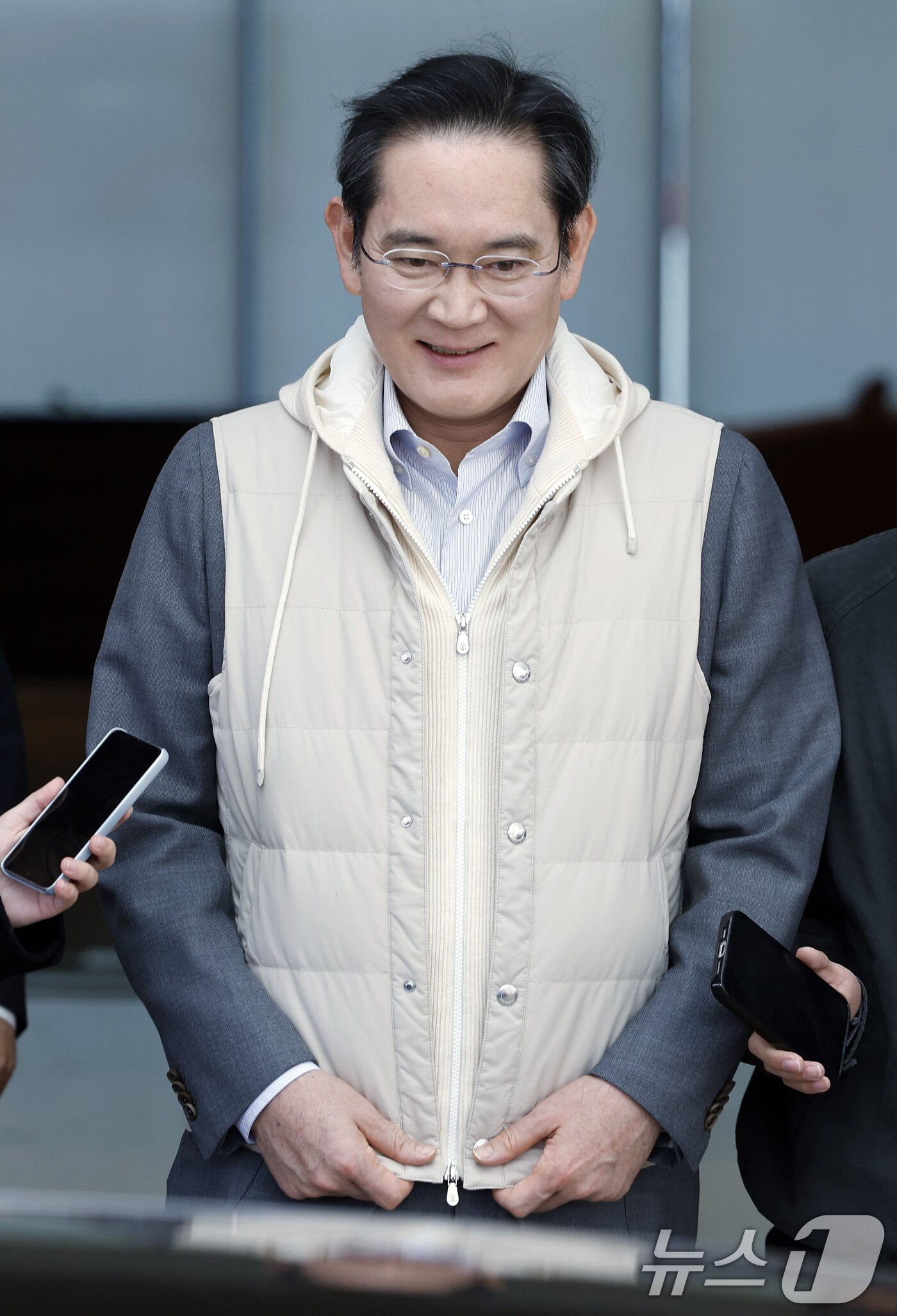 본문 이미지 - 해외 일정을 마친 이재용 삼성전자 회장이 13일 오후 서울 강서구 김포비즈니스항공센터를 통해 귀국하고 있다. 2026.3.13 ⓒ 뉴스1 박정호 기자