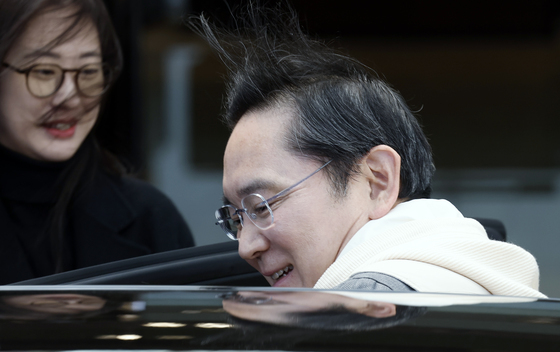 미소 지으며 귀국한 이재용 회장