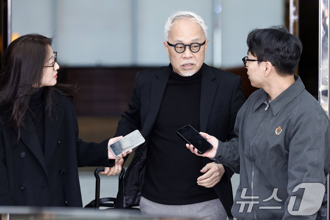 본문 이미지 - 최주선 삼성SDI 사장이 13일 오후 서울 강서구 김포비즈니스항공센터를 통해 귀국하고 있다. 2026.3.13 ⓒ 뉴스1 박정호 기자