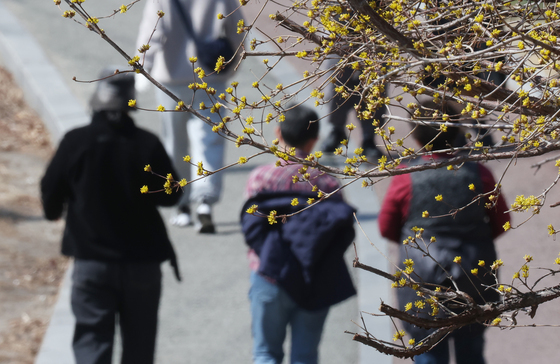 낮 최고 '16도' 봄날…"일교차·미세먼지는 주의" [오늘날씨]