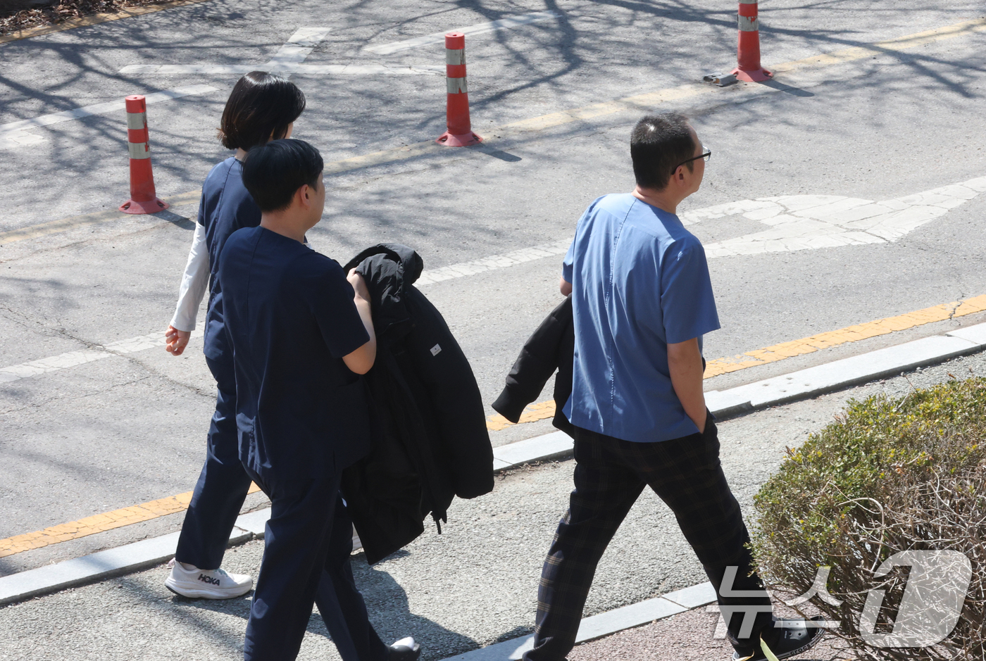 (수원=뉴스1) 김영운 기자 = 따뜻한 봄날씨를 보인 13일 경기 수원시 팔달구 팔달산 인근 산책로에서 시민들이 겉옷을 벗고 산책을 즐기고 있다. 2026.3.13/뉴스1