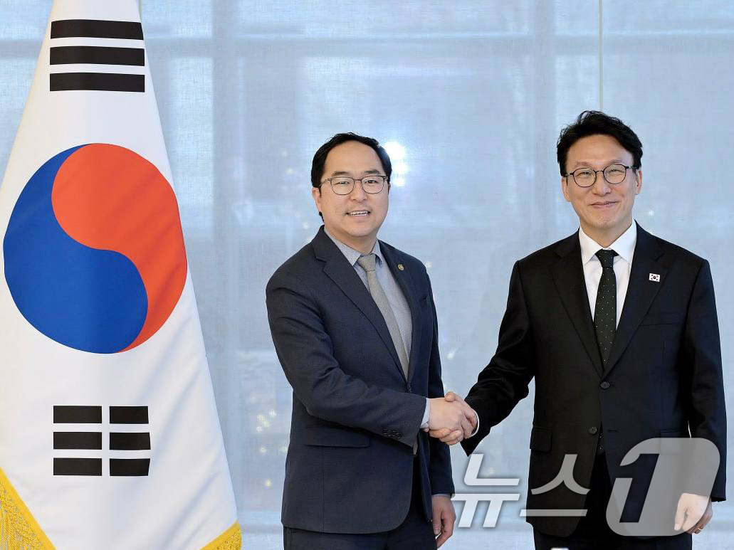 (서울=뉴스1) 임세영 기자 = 김민석 국무총리가 12일(현지시간) 오후 미국 워싱턴 D.C. 콘래드 호텔에서 앤디 킴(Andy Kim) 상원의원과 면담을 갖고 있다. (총리실 제 …