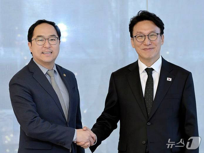 (서울=뉴스1) 임세영 기자 = 김민석 국무총리가 12일(현지시간) 오후 미국 워싱턴 D.C. 콘래드 호텔에서 앤디 킴(Andy Kim) 상원의원과 면담을 갖고 있다. (총리실 제 …