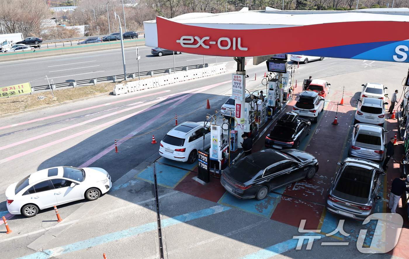 (서울=뉴스1) 최지환 기자 = 석유제품 최고가격제 시행 첫날인 13일 서울 서초구 경부고속도로 만남의광장 주유소가 주유 차량으로 북적이고 있다.최고가격제는 정유사가 주유소와 대리 …